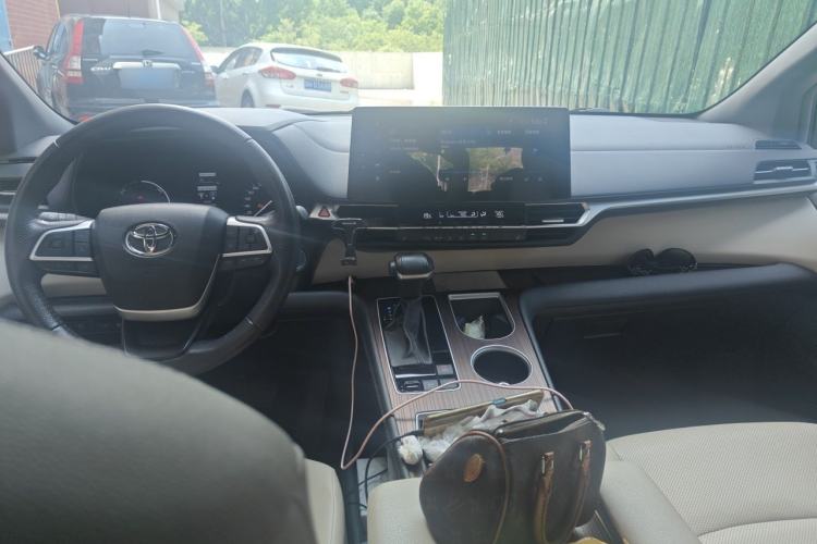 Used Toyota Granvia 2022 2.5L Hybrid Premium Edition Center Console