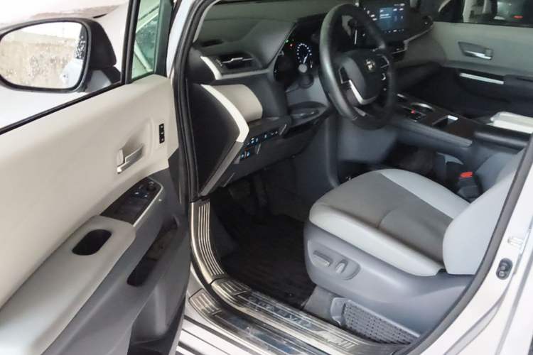 Used Toyota Granvia 2022 2.5L Hybrid Premium Edition Driver Seat