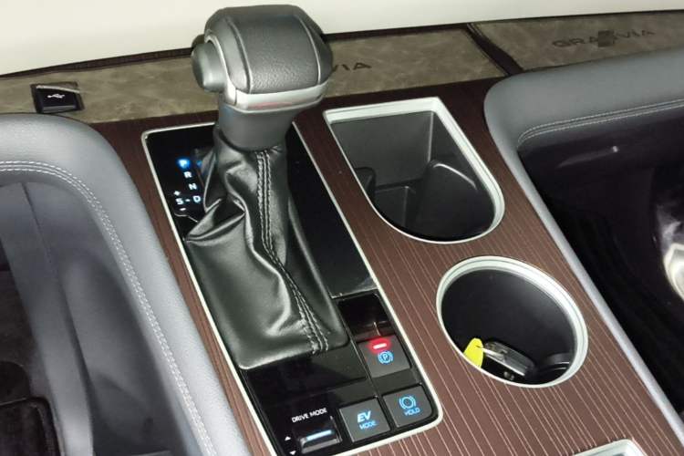 Used Toyota Granvia 2022 2.5L Hybrid Premium Edition Gear Lever