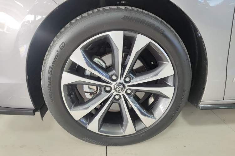 Used Toyota Granvia 2022 2.5L Hybrid Flagship Edition Left Front Wheel Hub