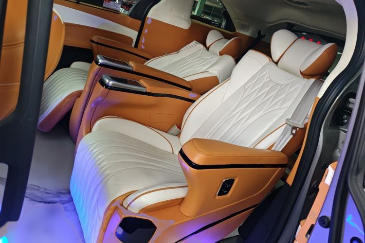 Used Toyota Granvia 2022 2.5L Hybrid Flagship Edition Left Rear Seat