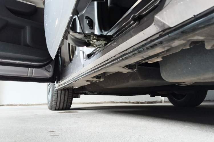 Used Toyota Granvia 2022 2.5L Hybrid Premium Edition Left Side Sill