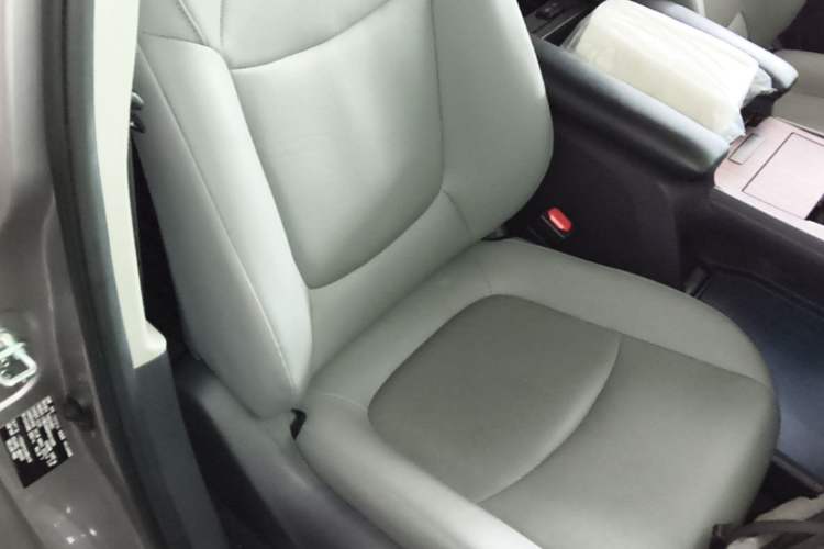 Used Toyota Granvia 2022 2.5L Hybrid Premium Edition Right Front Seat