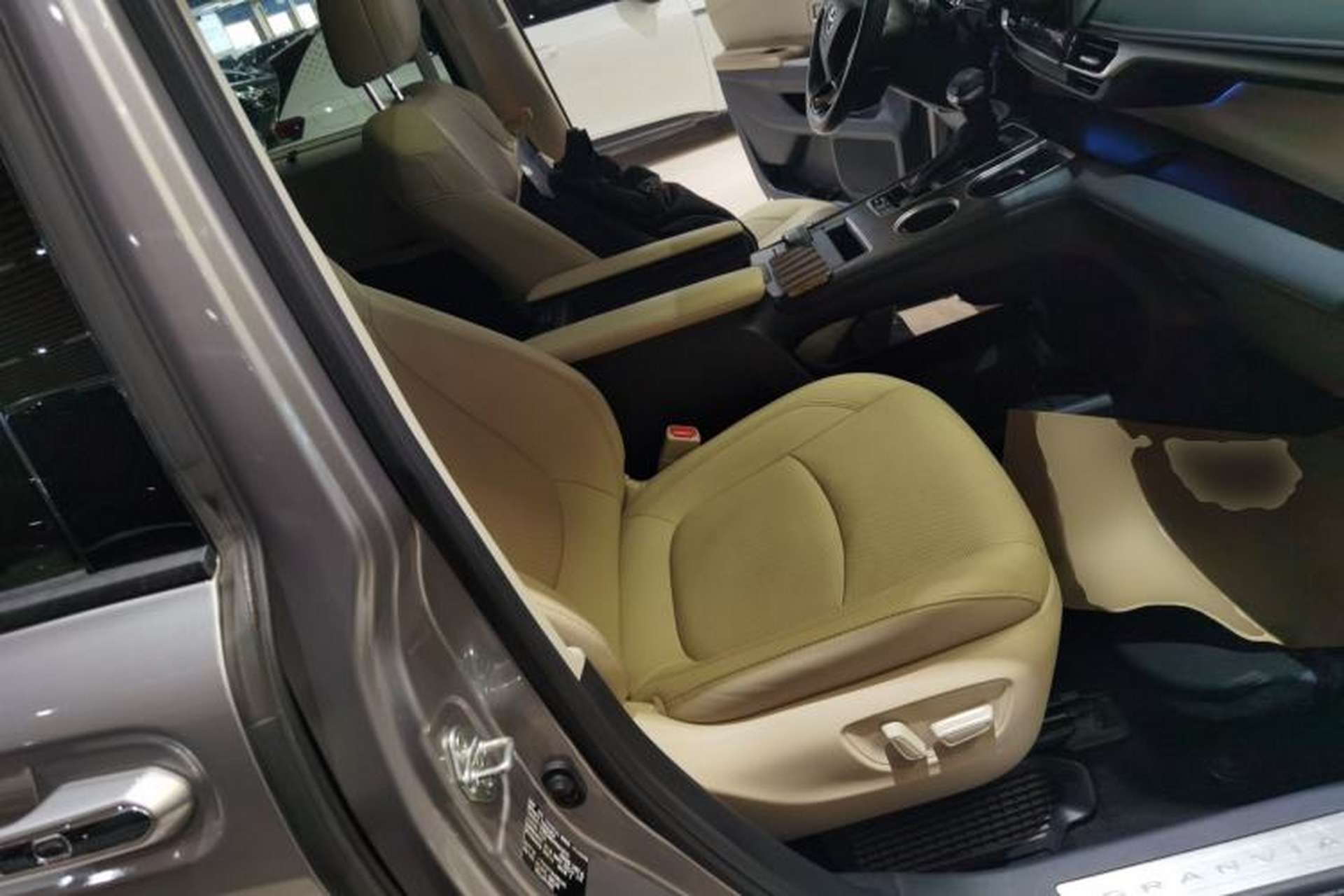 Used Toyota Granvia 2022 2.5L Hybrid Prestige Edition Right Front Seat