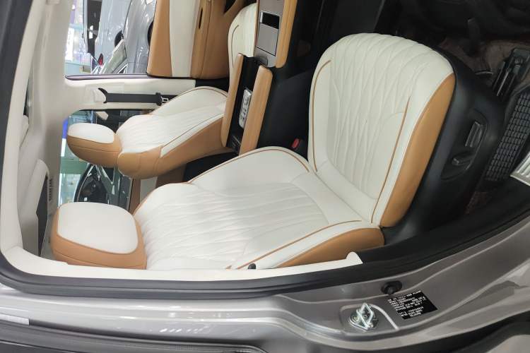 Used Toyota Granvia 2022 2.5L Hybrid Flagship Edition Right Front Seat