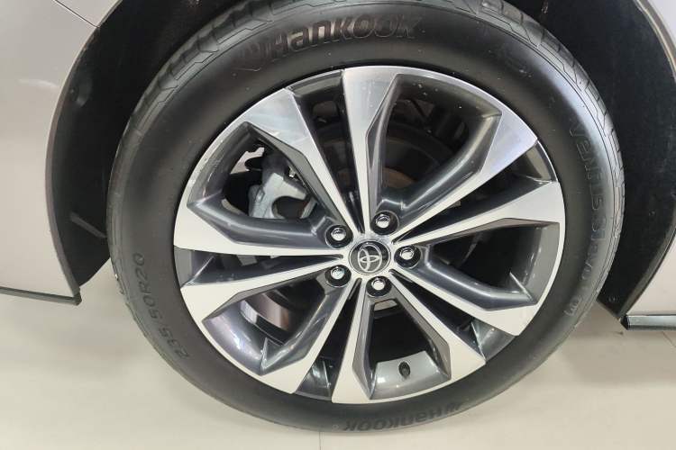 Used Toyota Granvia 2022 2.5L Hybrid Flagship Edition Right Rear Wheel Hub