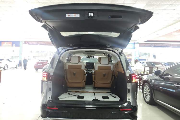 Used Toyota Granvia 2022 2.5L Hybrid Flagship Edition Trunk