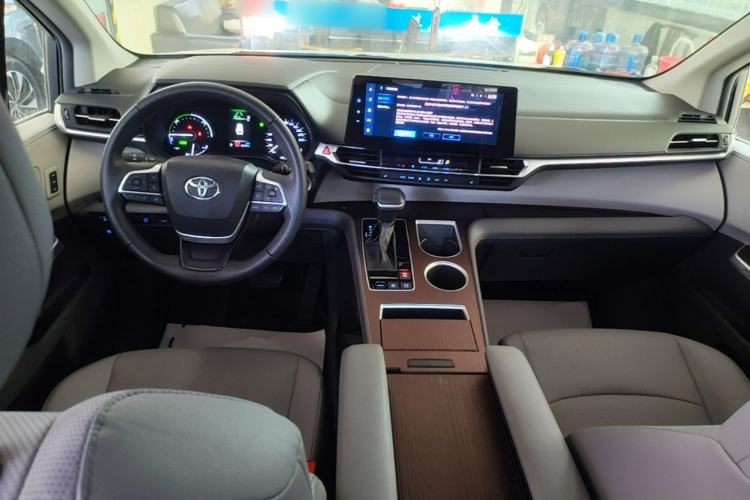 Used Toyota Granvia 2022 2.5L Hybrid Premium Edition Center Console