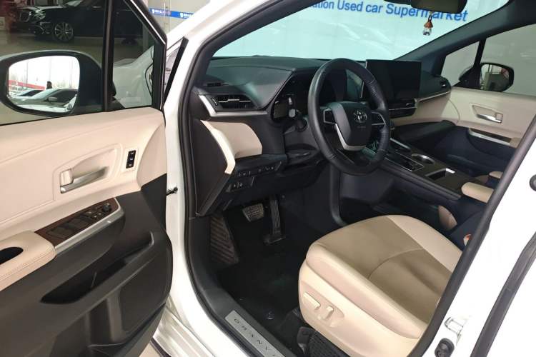 Used Toyota Granvia 2022 2.5L Hybrid Premium Edition Driver Seat