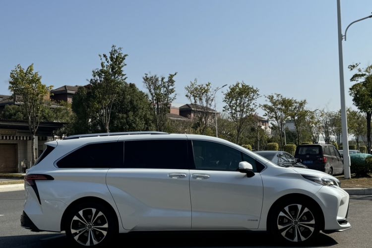 Used Toyota Granvia 2022 2.5L Hybrid Prestige Edition Exterior 1