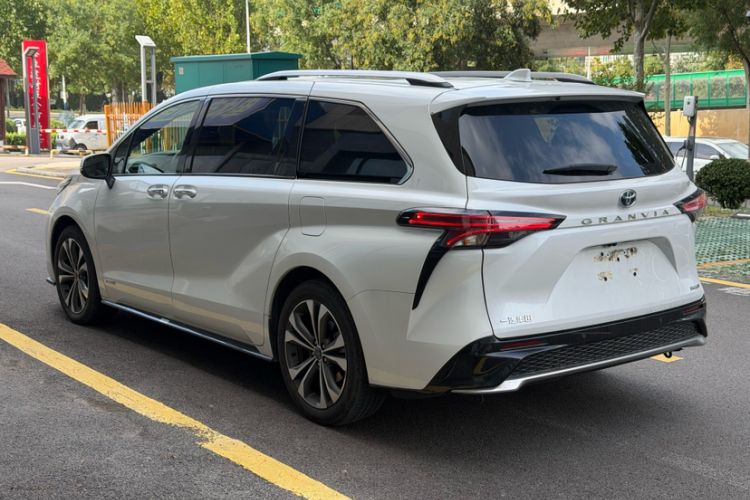 Used Toyota Granvia 2022 2.5L Hybrid Flagship Edition Exterior 3
