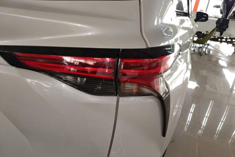 Used Toyota Granvia 2022 2.5L Hybrid Prestige Edition Exterior 3