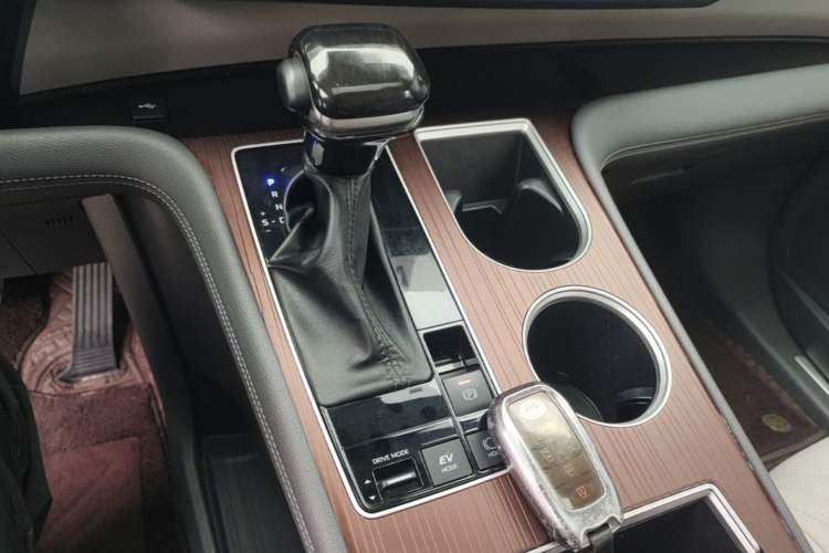 Used Toyota Granvia 2022 2.5L Hybrid Premium Edition Gear Lever