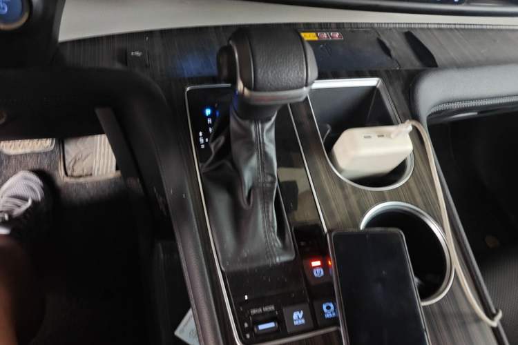 Used Toyota Granvia 2022 2.5L Hybrid Premium Edition Gear Lever
