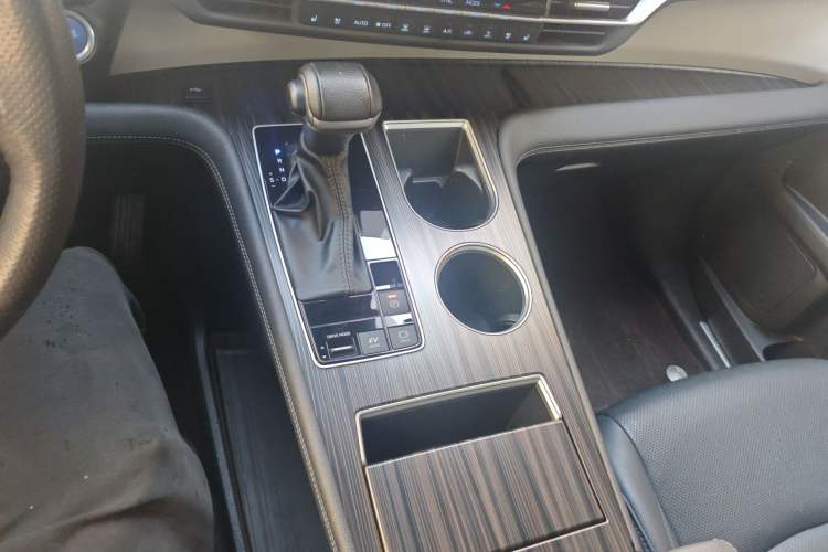 Used Toyota Granvia 2022 2.5L Hybrid Prestige Edition Gear Lever