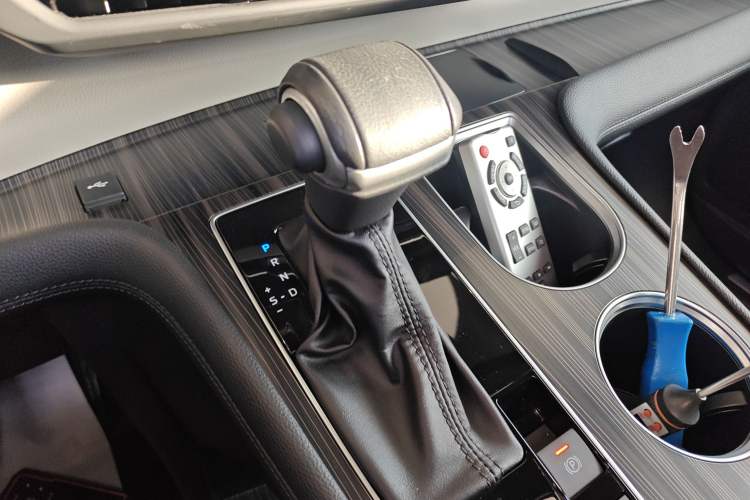 Used Toyota Granvia 2022 2.5L Hybrid Flagship Edition Gear Lever