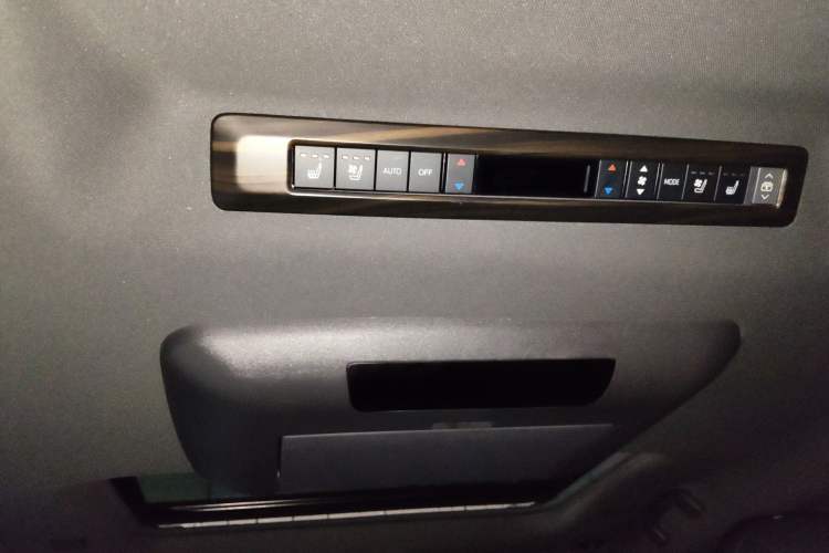 Used Toyota Granvia 2022 2.5L Hybrid Flagship Edition Headliner