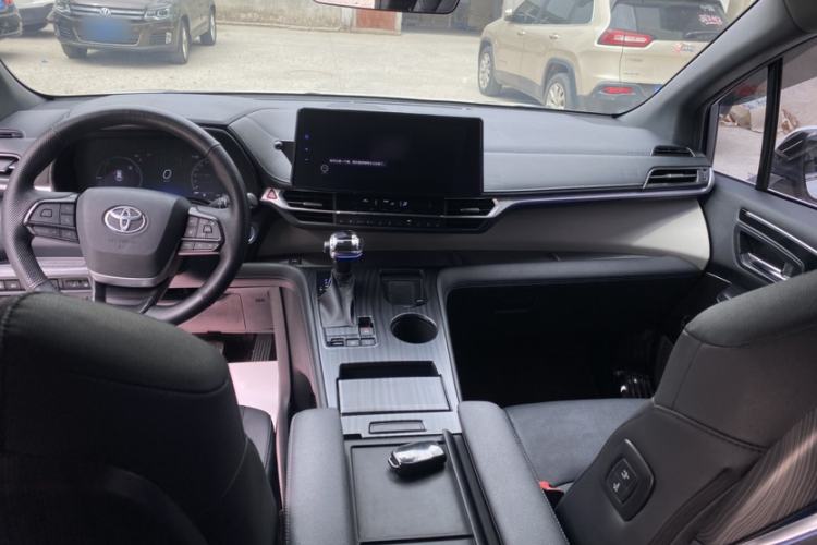 Used Toyota Granvia 2022 2.5L Hybrid Prestige Edition Interior 1