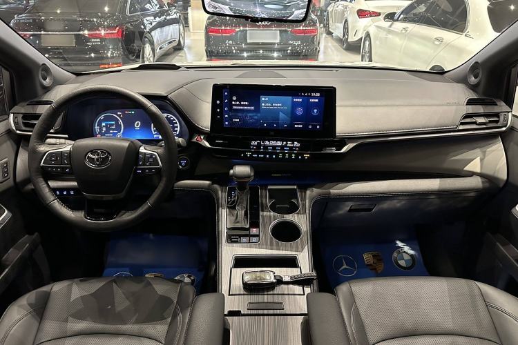 Used Toyota Granvia 2022 2.5L Hybrid Flagship Edition Interior 1