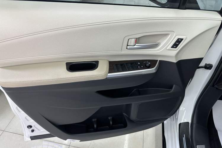 Used Toyota Granvia 2022 2.5L Hybrid Premium Edition Interior 10