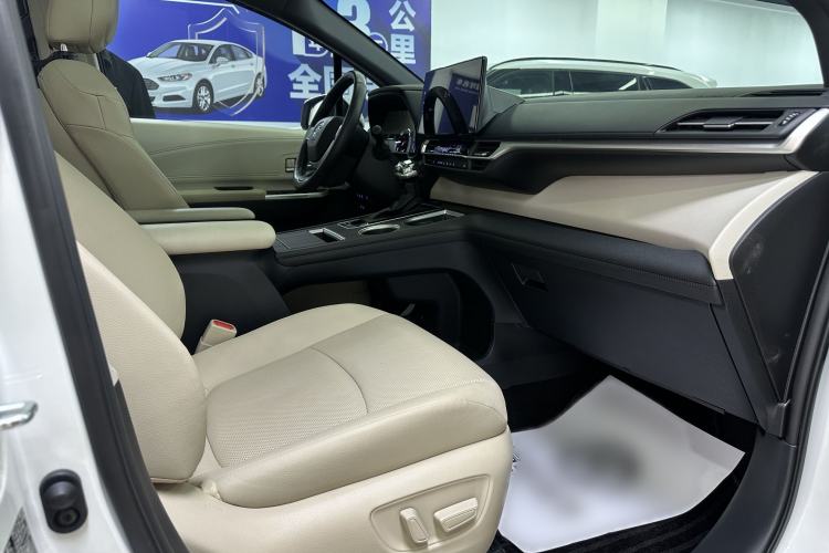 Used Toyota Granvia 2022 2.5L Hybrid Premium Edition Interior 11