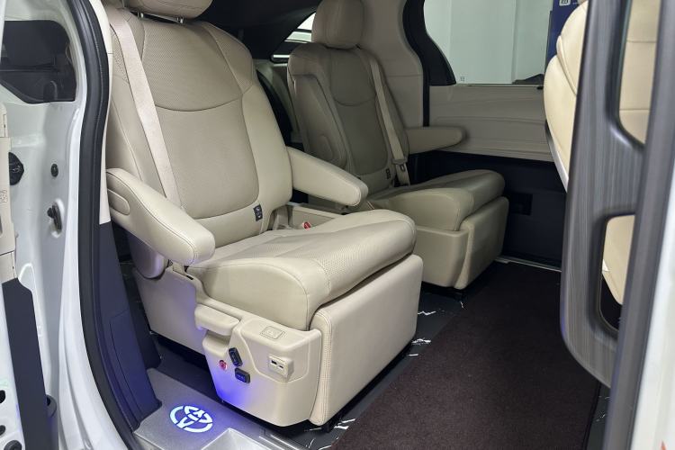 Used Toyota Granvia 2022 2.5L Hybrid Premium Edition Interior 12
