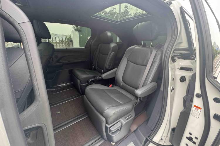 Used Toyota Granvia 2022 2.5L Hybrid Prestige Edition Interior 2