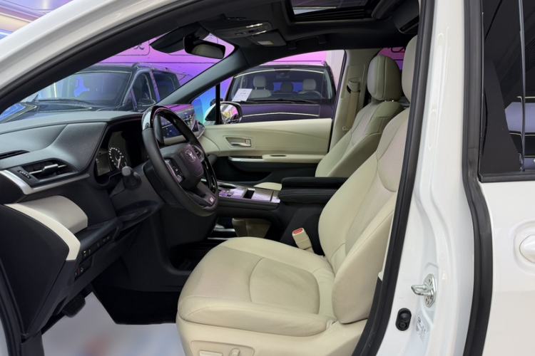 Used Toyota Granvia 2022 2.5L Hybrid Premium Edition Interior 2