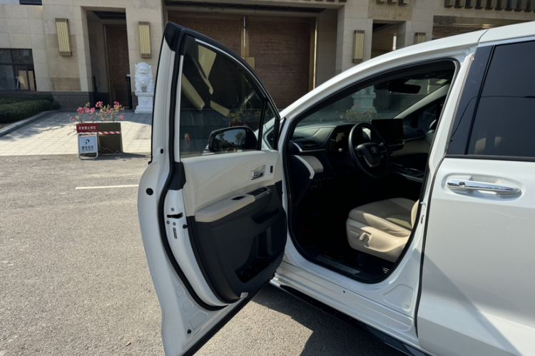 Used Toyota Granvia 2022 2.5L Hybrid Prestige Edition Interior 2
