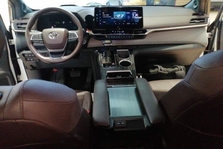 Used Toyota Granvia 2022 2.5L Hybrid Flagship Edition Interior 2