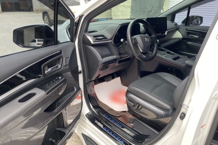 Used Toyota Granvia 2022 2.5L Hybrid Prestige Edition Interior 3