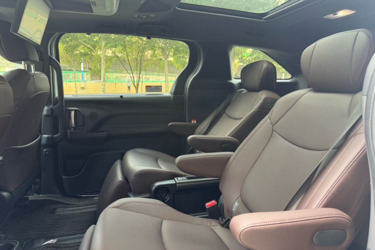 Used Toyota Granvia 2022 2.5L Hybrid Flagship Edition Interior 3