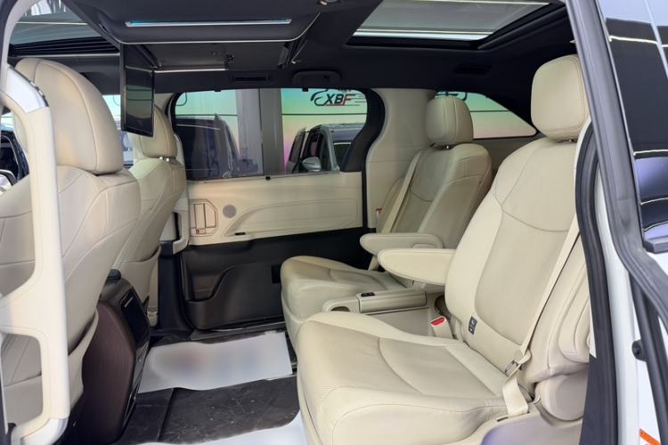 Used Toyota Granvia 2022 2.5L Hybrid Premium Edition Interior 3