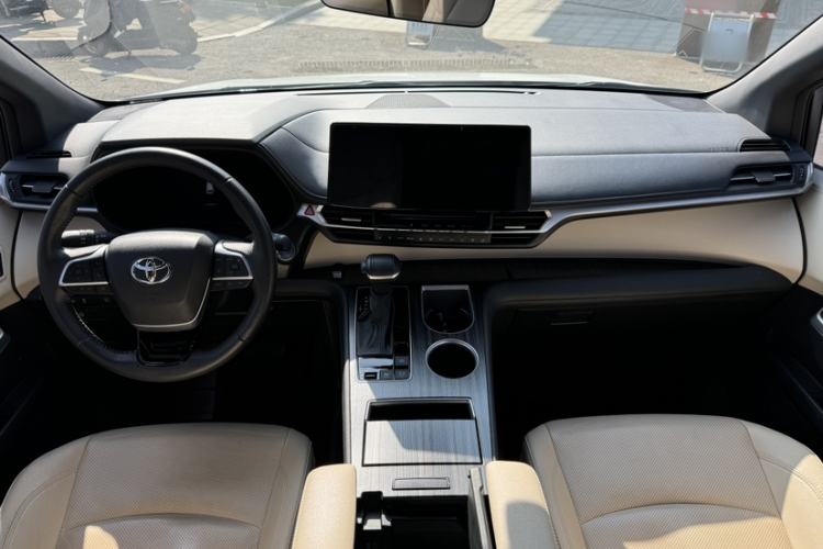 Used Toyota Granvia 2022 2.5L Hybrid Prestige Edition Interior 3