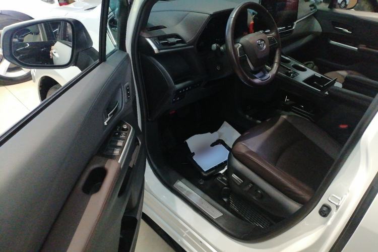 Used Toyota Granvia 2022 2.5L Hybrid Flagship Edition Interior 3