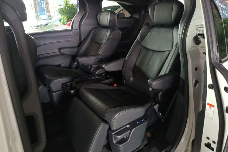 Used Toyota Granvia 2022 2.5L Hybrid Flagship Edition Interior 4