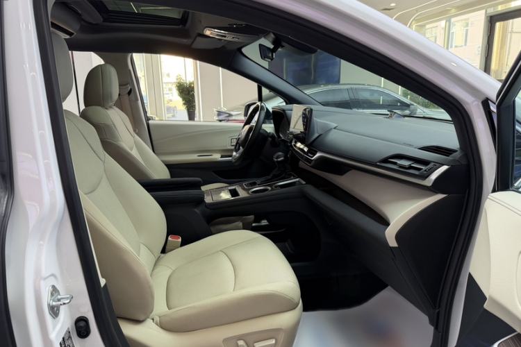 Used Toyota Granvia 2022 2.5L Hybrid Premium Edition Interior 4