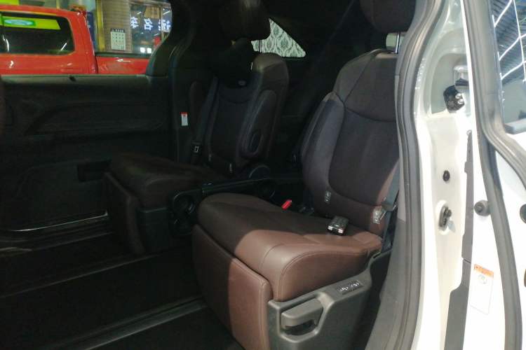Used Toyota Granvia 2022 2.5L Hybrid Flagship Edition Interior 4