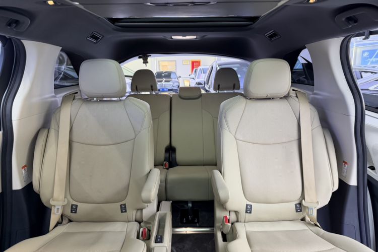 Used Toyota Granvia 2022 2.5L Hybrid Premium Edition Interior 5