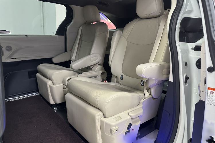 Used Toyota Granvia 2022 2.5L Hybrid Premium Edition Interior 6