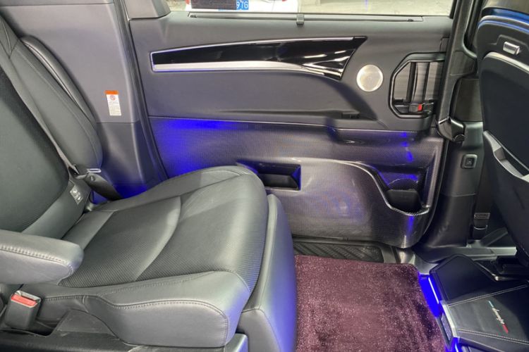 Used Toyota Granvia 2022 2.5L Hybrid Prestige Edition Interior 6