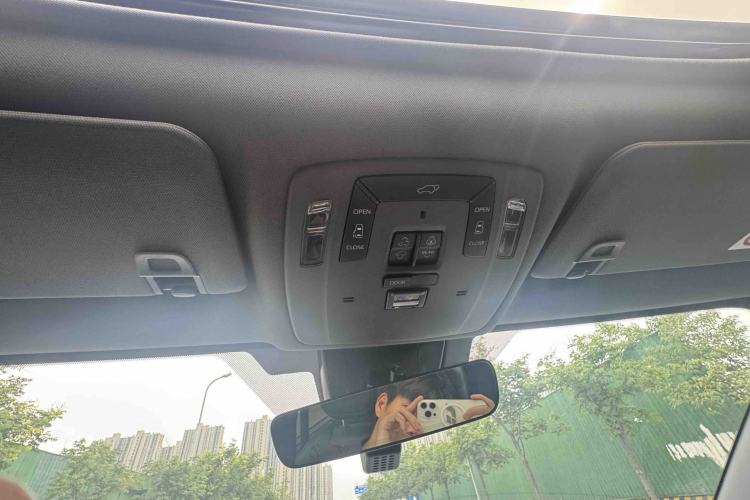 Used Toyota Granvia 2022 2.5L Hybrid Prestige Edition Interior 6