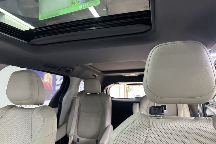 Used Toyota Granvia 2022 2.5L Hybrid Premium Edition Interior 7