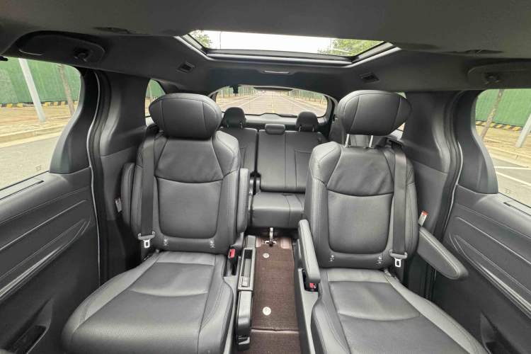 Used Toyota Granvia 2022 2.5L Hybrid Prestige Edition Interior 7
