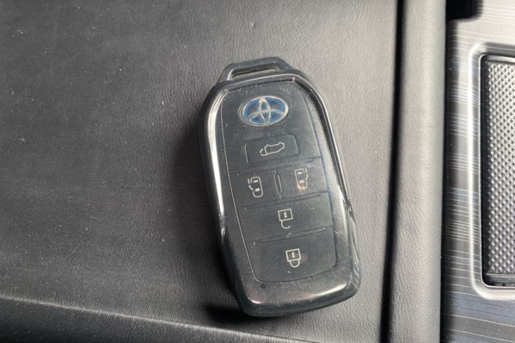 Used Toyota Granvia 2022 2.5L Hybrid Prestige Edition Interior 8