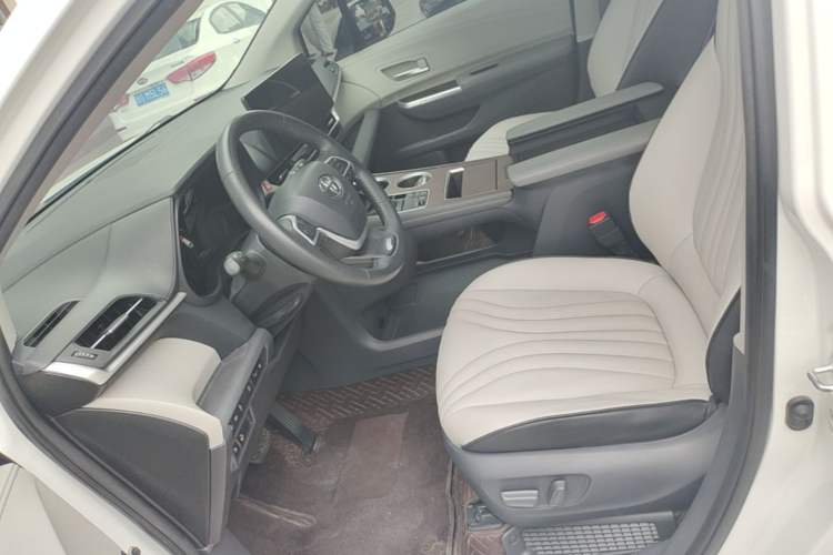 Used Toyota Granvia 2022 2.5L Hybrid Premium Edition Left Front Seat