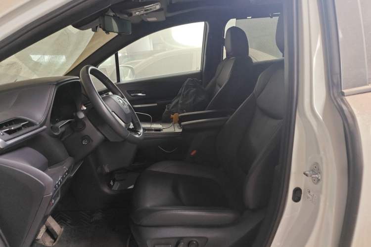 Used Toyota Granvia 2022 2.5L Hybrid Premium Edition Left Front Seat