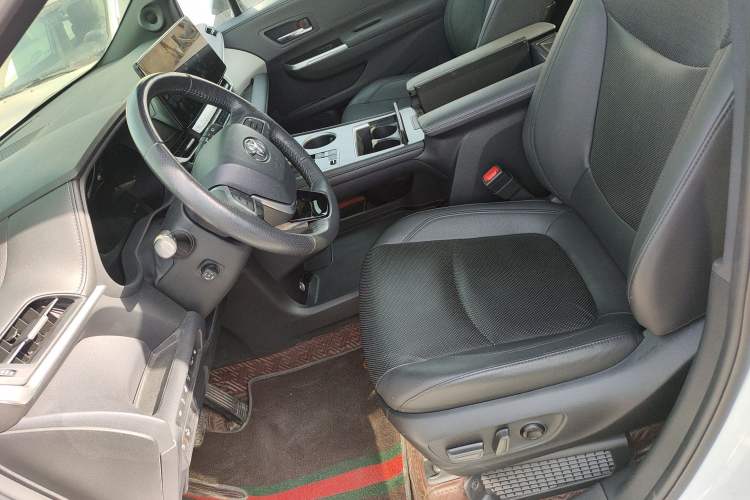 Used Toyota Granvia 2022 2.5L Hybrid Flagship Edition Left Front Seat