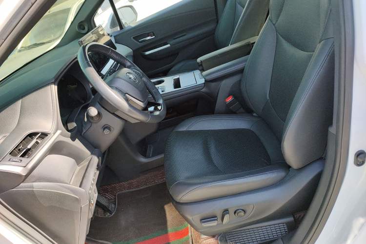 Used Toyota Granvia 2022 2.5L Hybrid Flagship Edition Left Front Seat