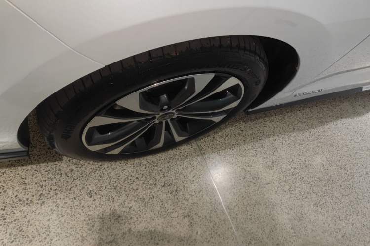 Used Toyota Granvia 2022 2.5L Hybrid Flagship Edition Left Front Wheel Hub